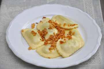 Schlutzkrapferl mit Röstzwiebel Querformat