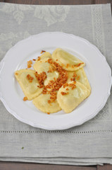 Schlutzkrapferl mit Röstzwiebel Hochformat