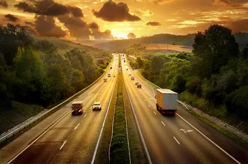 Vlies Fototapete Schnelle Autos Autobahn Trafin im Sonnenuntergang