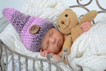 Newborn mit Teddy