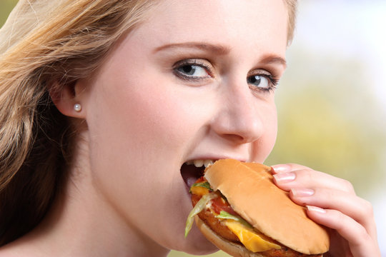Junge Frau mit vegetarischem Burger