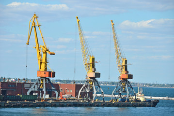 Fototapeta na wymiar Holownik i fracht kolejowy pod żurawia portowego, Odessa, Ukraina