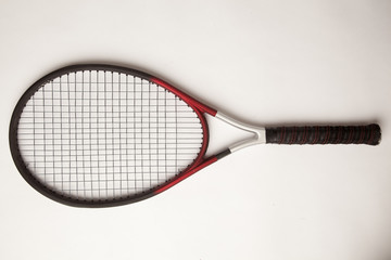 Tennisschläger auf weißem Hintergrund
