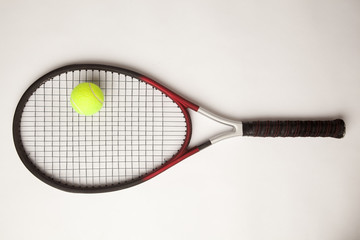 Tennisschläger mit Ball auf weißem Hintergrund
