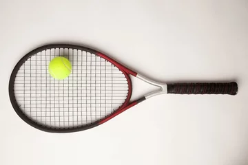 Foto op Canvas Tennisschläger mit Ball auf weißem Hintergrund © oconairekat