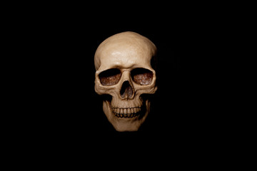 Menschlicher Totenschädel auf schwarzem Hintergrund