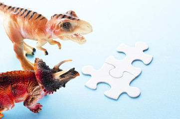 恐竜の玩具とパズルのピース