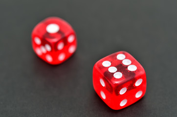 赤色のダイス　黒バック