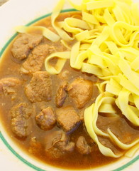 viande de porc en sauce avec tagliatelles