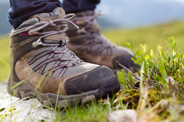 zwei Wanderschuhe vor Berglandschaft