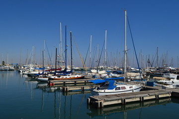 Fototapeta na wymiar Port w Larnace