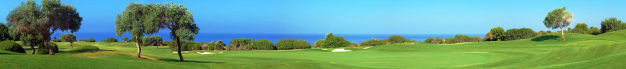 Papier Peint photo Lavable Golf Panorama du terrain de golf, de la mer et des oliviers