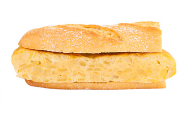 Fototapeta na wymiar Sandwich hiszpańskiej tortilla (omlet) na białym tle
