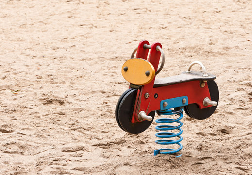 Schaukelmotorrad auf einem Kinderspielplatz