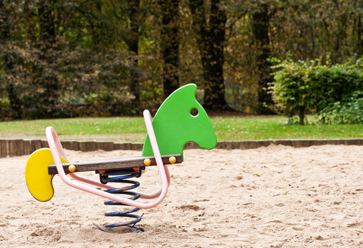 Schaukelpferd auf einem Kinderspielplatz