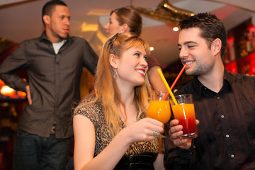 Junges Paar trinkt Cocktails in einer Bar oder Restaurant