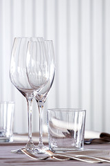 Lichtdurchflutet | gedeckter Tisch | Weinglas