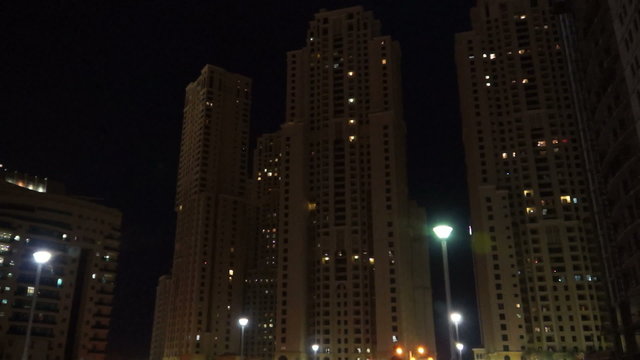 Dubai Marina backside Nacht Schwenk