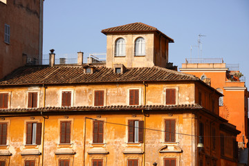 Fototapeta na wymiar old house front in Rome, Italy
