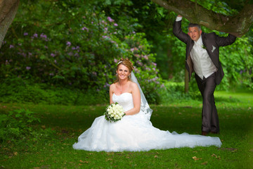 Bride sitting on meadow wedding Braut sitzt Wiese