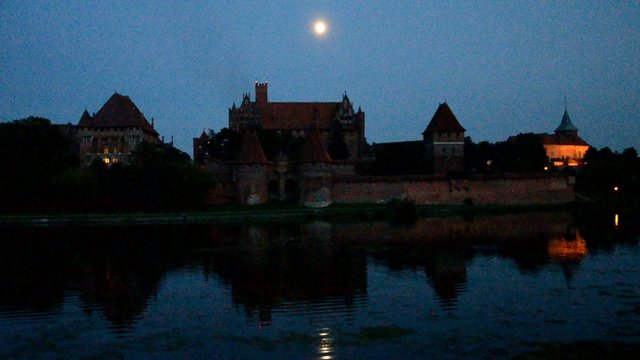 Zamek krzyżacki w Malborku nocą, Polska