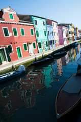 Fototapeta na wymiar Kolorowe domy na Burano jednej z wysp w pobliżu Wenecji