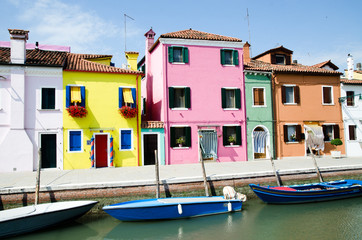 Fototapeta na wymiar Kolorowe domy na Burano jednej z wysp w pobliżu Wenecji