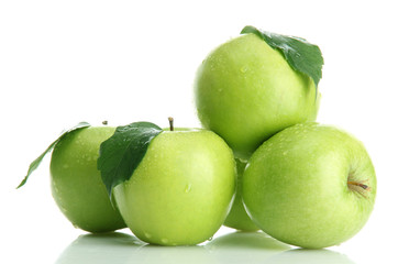 Fototapeta na wymiar Dojrzałe zielone jabłka z liśćmi samodzielnie na białym tle