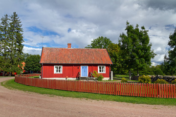 Fototapeta na wymiar Tradycyjne czerwone Szwedzki dom letniskowy