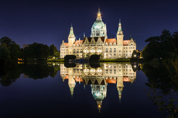 Rathaus Hannover nachts mit Spiegelung im Maschteich