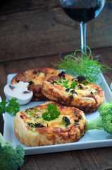 Ein Glas Rotwein zur Quiche