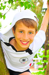 Lachender Junge beim Klettern