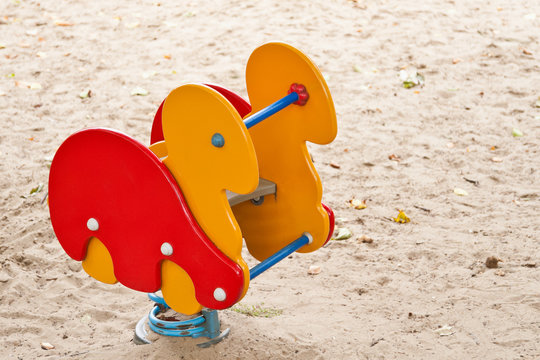 Schaukelschildkr&ouml;te auf einem Kinderspielplatz