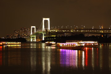 Fototapeta na wymiar Nocny widok z Rainbow Bridge