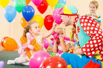 Fototapeta na wymiar szczęśliwe dzieci i klaun na urodziny