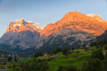 Fototapeta na wymiar Alpenglow w Grindelwald, Szwajcaria
