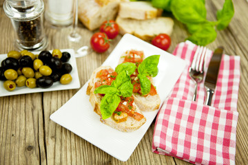 frische italienische Bruschetta mit Tomaten und Knoblauch auf ei