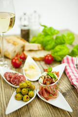 gemischte vorspeisenplatte mit parma parmesan tomaten oliven auf