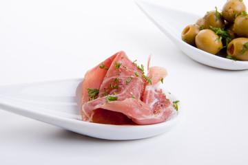 gemischte vorspeisenplatte mit parma parmesan tomaten oliven auf