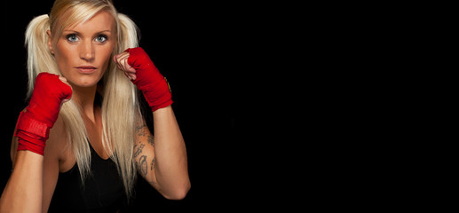 blonde boxerin mit bandagierten fäusten