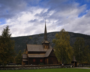 Fototapeta na wymiar Stary drewniany kościół Lom.