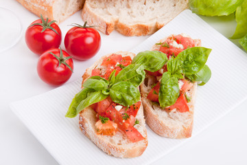 Frische bruschetta mit tomaten und Knoblauch auf einem Teller
