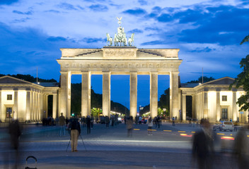 Fototapeta premium Scena nocy Brama Brandenburska ze światłami Berlin Niemcy Europa