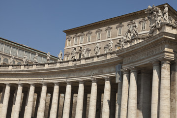 Fototapeta premium Columnata y santos en la Plaza de San Pedro, El Vaticano