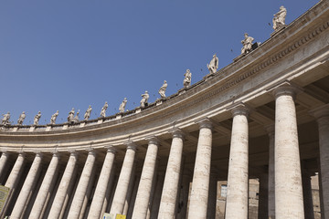 Columnata y santos en la Plaza de San Pedro, El Vaticano