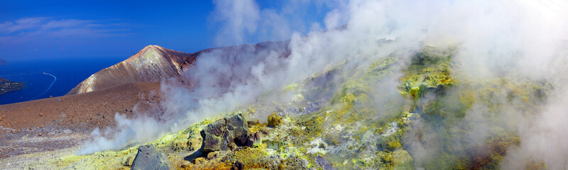 Fumée au bord du cratère de la Fossa di Vulcano