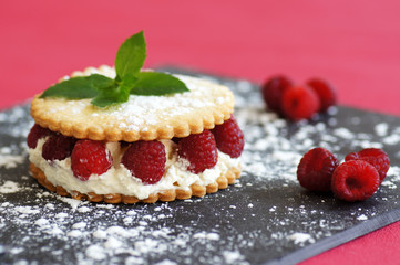 sablé aux framboises et chantilly 1