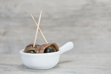 Platillo con aceitunas y anchoas de aperitivo