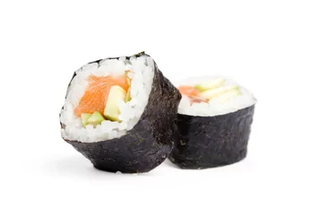 Vlies Fototapete Sushi-bar Zwei Sushi-frische Maki-Rollen, isoliert auf weiß