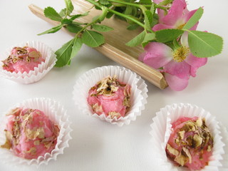 Seifenpralinen mit Wildrosenblüten